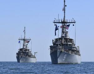 日本の近海で、機雷除去の訓練のため展開する米軍掃海艦「チーフ」（左）と「パイオニア」＝２０２０年４月（米軍提供・共同）