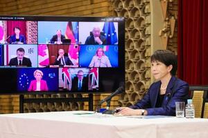 　Ｇ７オンライン首脳会議で対応を協議する高市首相＝１１日深夜、首相公邸（内閣広報室提供）