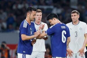 　日本―アイスランド　前半、途中交代し、遠藤（６）にキャプテンマークを渡す吉田＝ＭＵＦＧスタジアム