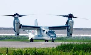 陸上自衛隊の佐賀駐屯地に到着した輸送機V22オスプレイ=9日午前、佐賀市
