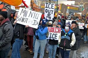 女性が移民当局職員に撃たれて死亡した事件に抗議する地元住民ら=10日、米ミネアポリス(共同)