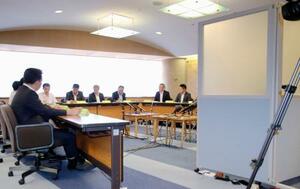 静岡県伊東市の田久保真紀市長の学歴問題に関して開かれた百条委員会の第4回会合。ついたて(右)で遮蔽し、知人の証人尋問が実施された=29日午後、伊東市役所