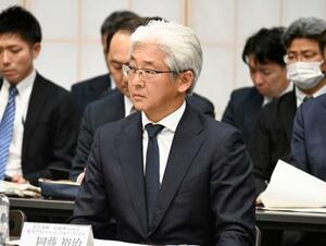 秋田県庁で開かれた再エネ海域利用法に基づく法定協議会に出席した三菱商事の岡藤裕治常務執行役員=4日午後