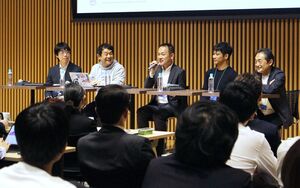 地域の課題解決について語り合う行政職員やIT企業の代表ら=新潟市中央区万代3