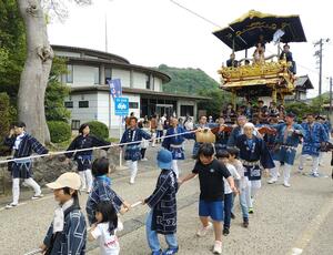 朱鷺屋台を引き回す参加者=村上市三之町