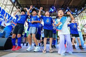 日本の初戦を前に開かれたイベントで盛り上がる子どもたち=13日、ダラス近郊(共同)