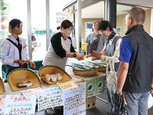 ニラをPRするために初めて開かれた「見附にらフェス」=5月12日、見附市今町1