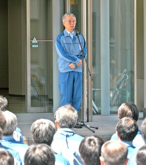 中越沖地震の対応に追われた社員に向け訓示する勝俣恒久氏=2007年8月16日、柏崎刈羽原発