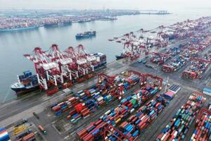 中国山東省青島市の港に停泊するコンテナ船=8月(共同)