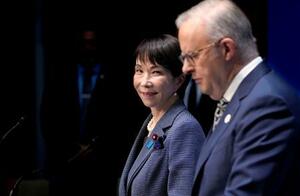 　会談後、共同記者発表する高市首相（奥）とオーストラリアのアルバニージー首相＝４日、キャンベラ（共同）