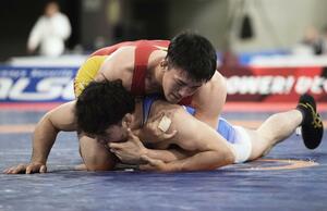男子グレコローマン77キロ級決勝 山田脩(下)を攻める島袋慶生=東京体育館