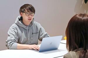 長岡市の担当者と話すスタイルアーツの芝田龍正さん＝長岡市大手通２