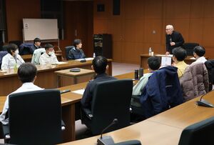 コンクリートの特徴などを解説した新潟工科大の地濃茂雄名誉教授の講義=柏崎市東本町