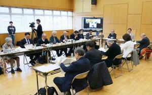 展示の更新に関する中間報告が行われた長崎原爆資料館の運営審議会=19日午前、長崎市