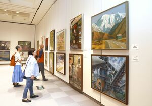 力作が並び、初日から多くの人が訪れた県展の長岡展=11日、長岡市千秋3