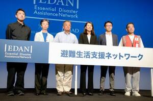 「避難生活支援ネットワーク」の設立発表会で記念撮影をする参加団体の関係者たち=27日午前、東京都内