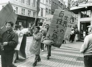 県内農家らが農産品の市場開放に抗議したデモ行進＝１９９０年１２月、ベルギー・ブリュッセル