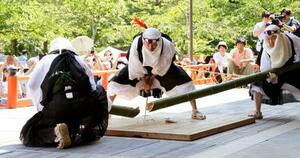 鞍馬寺の「竹伐り会式」で、大蛇に見立てた青竹をたたき切る僧兵姿の男性=20日午後、京都市左京区