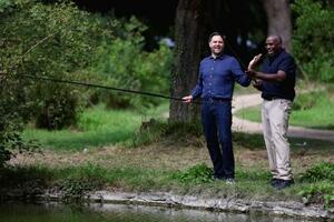 英ケント州の池で釣りをするラミー英外相(右)とバンス米副大統領=8日(AP=共同)
