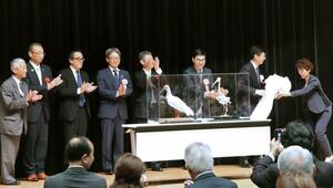 友友と洋洋の功績をたたえ、日中の友好を願った記念式典=6月23日、佐渡市両津夷