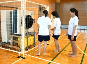 移動式エアコンの前で涼む生徒=糸魚川市の糸魚川中