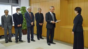 要望書を提出する岡方地区の関係者ら=新潟市中央区の新潟市役所