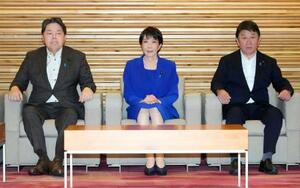 臨時閣議に臨む高市首相ら。左は林総務相、右は茂木外相=3日午前、首相官邸