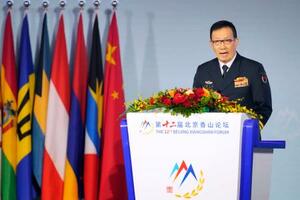 「香山フォーラム」で基調講演する中国の董軍国防相=18日、北京(共同)