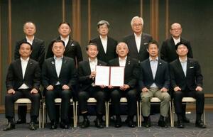 「中国地域広域リージョン連携プラットフォーム」の初会合で、写真に納まる中国地方5県の知事ら=3日午後、広島市南区