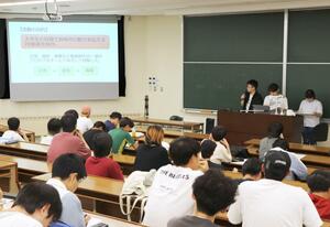フィールドワークで見つけた地域の魅力などを発表する新潟産業大の2年生=柏崎市軽井川