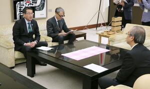 花角英世知事に対し県議会での意思確認を求める新潟市の中原八一市長(左)=19日、県庁