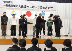 2024年度に優秀な成績を収めた島内の競技者らが表彰された式典=佐渡市吉岡