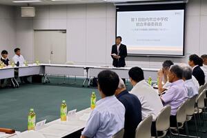 胎内市立中学校統合準備委員会の初会合=胎内市新和町