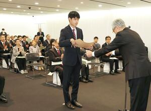 長岡市の発展に尽力した個人や団体をたたえた表彰式＝３日、アオーレ長岡