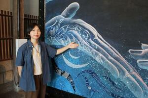 「西馬音内の盆踊」をテーマにしたアート作品を手がけた絵画作家の永沢碧衣さん=2日、秋田県羽後町