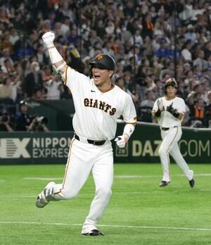 　７回、代打で逆転３ランを放ち、ベンチに向かってガッツポーズする巨人・大城＝東京ドーム