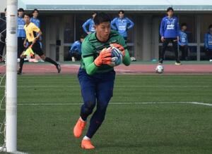 宮崎キャンプの練習試合でプレーする鹿島の早川＝１月、宮崎市