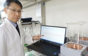 危険ドラッグの幻覚作用の評価に使う装置を示す舩田正彦・湘南医療大教授=横浜市