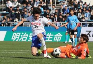 横浜FC戦、前半43分にFW矢野が相手GKのボールを自ら奪ってシュートを決め、2-0=2018年3月17日、横浜市神奈川区のニッパツ三ツ沢球技場
