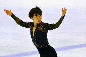 シーズン初戦を制したフィギュアスケート男子の佐藤駿=新潟市