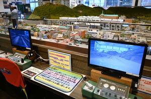 アナログカメラに戻した糸魚川駅の鉄道ジオラマ=糸魚川市大町1