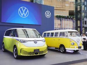 フォルクスワーゲン(VW)の電気自動車(EV)ミニバン「ID.Buzz(アイディーバズ)」(左)と「タイプ2」=20日、東京都港区
