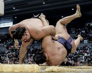 　霧島（左）が上手投げで豊昇龍を破る＝エディオンアリーナ大阪