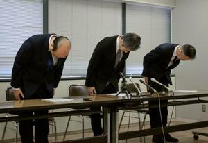 　患者が死亡した医療事故について謝罪する神戸市立西神戸医療センターの北垣一院長（中央）ら＝２１日午後、神戸市役所