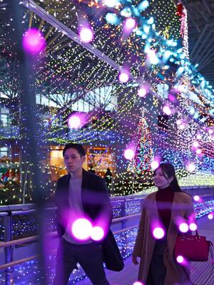 カラフルなイルミネーションが彩った「Xmasキャンドルナイト」=22日、長岡市の国営越後丘陵公園