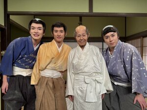 8日放送『ドリフに大挑戦 馬力全開！小学校にも出張しちゃいましたSP』に出演する（左から）深澤辰哉、向井康二、加藤茶、宮舘涼太　（C）フジテレビ