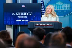 25日、米ホワイトハウスで記者会見するレビット大統領報道官=ワシントン(ゲッティ=共同)
