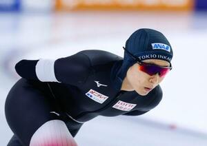 　女子５０００メートルで滑走する高木美帆＝ヘーレンフェイン（共同）