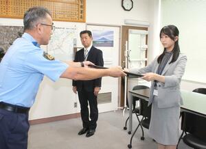 感謝状を贈られた、第四北越銀行加茂支店の行員ら=加茂署