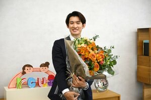 TBS金曜ドラマ『フェイクマミー』のクランクアップを迎えたSnow Man・向井康二　（C）TBS